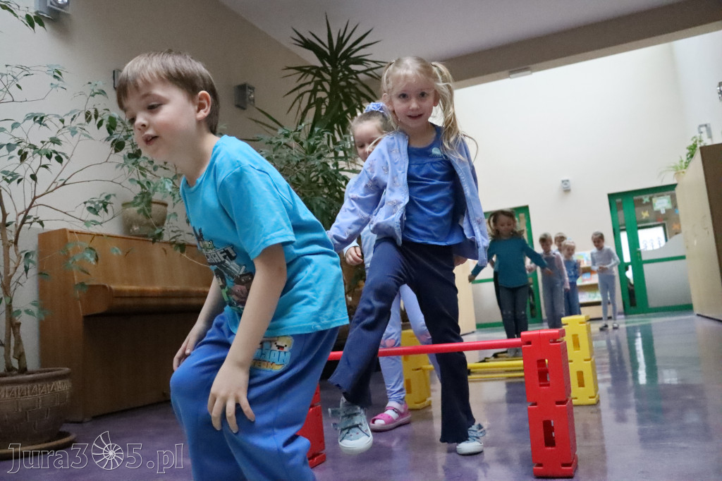Fotorelacja: NIEBIESKIE IGRZYSKA w Przedszkolu Integracyjnym nr 3 w Zawierciu