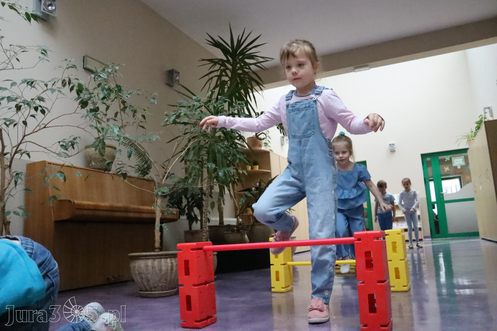 Fotorelacja: NIEBIESKIE IGRZYSKA w Przedszkolu Integracyjnym nr 3 w Zawierciu