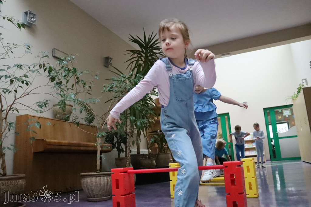 Fotorelacja: NIEBIESKIE IGRZYSKA w Przedszkolu Integracyjnym nr 3 w Zawierciu