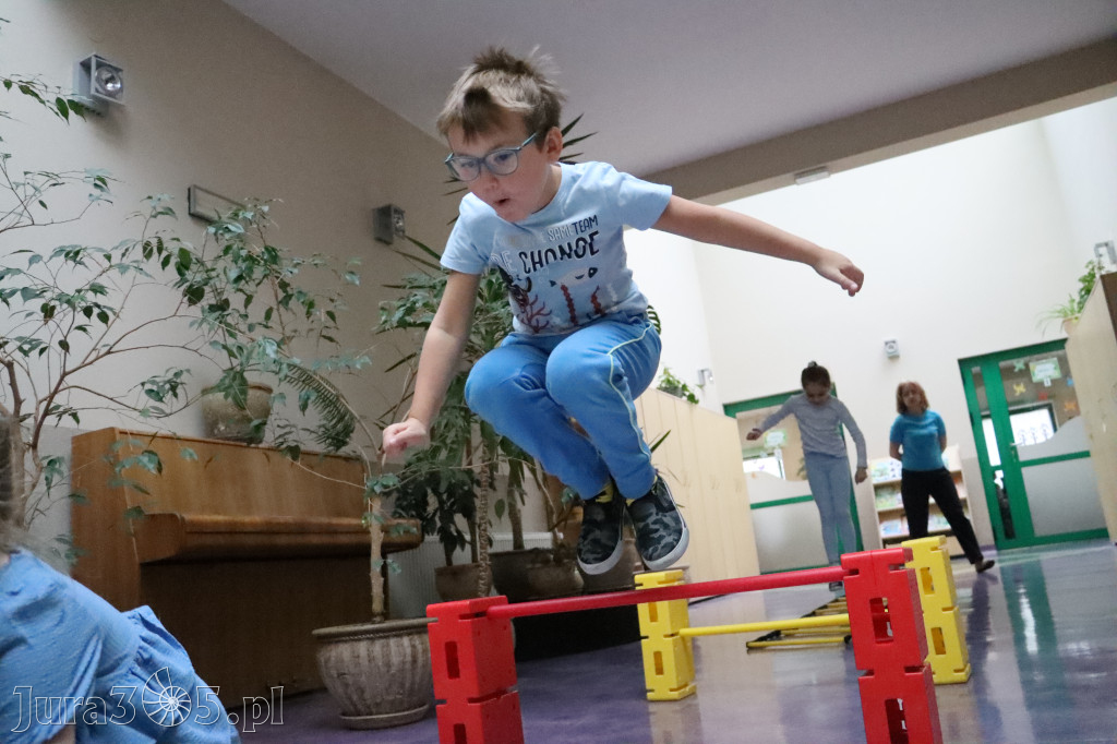 Fotorelacja: NIEBIESKIE IGRZYSKA w Przedszkolu Integracyjnym nr 3 w Zawierciu