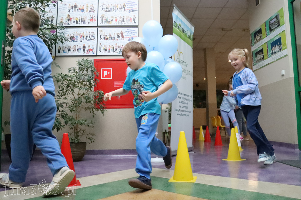 Fotorelacja: NIEBIESKIE IGRZYSKA w Przedszkolu Integracyjnym nr 3 w Zawierciu