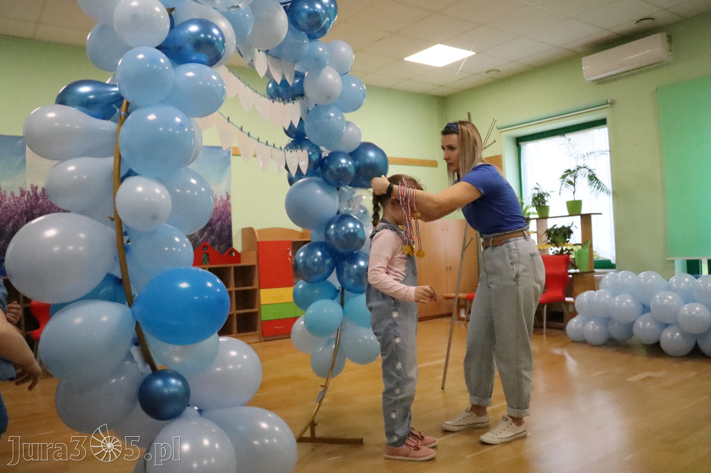Fotorelacja: NIEBIESKIE IGRZYSKA w Przedszkolu Integracyjnym nr 3 w Zawierciu