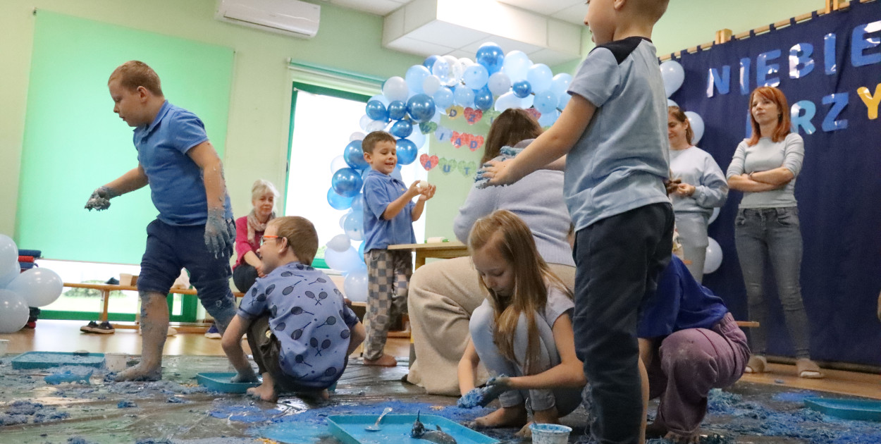 Fotorelacja: SENSOPLASTYKA NA NIEBIESKO w Przedszkolu Integracyjnym nr 3 w Zawierciu