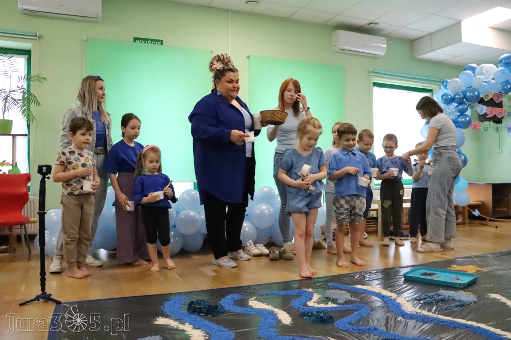 Fotorelacja: SENSOPLASTYKA NA NIEBIESKO w Przedszkolu Integracyjnym nr 3 w Zawierciu