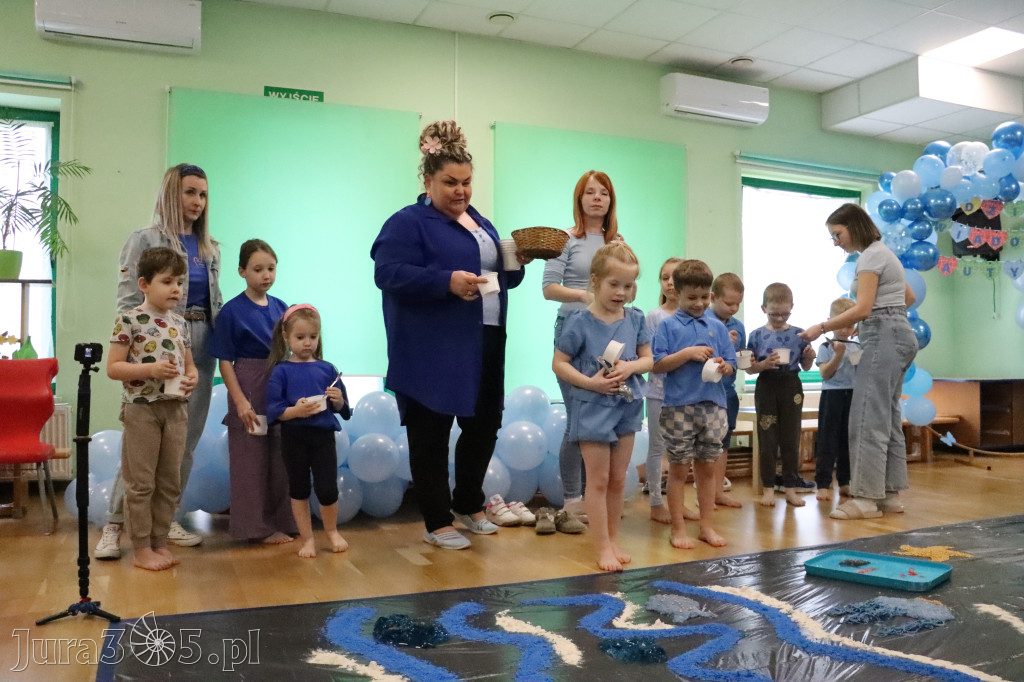 Fotorelacja: SENSOPLASTYKA NA NIEBIESKO w Przedszkolu Integracyjnym nr 3 w Zawierciu