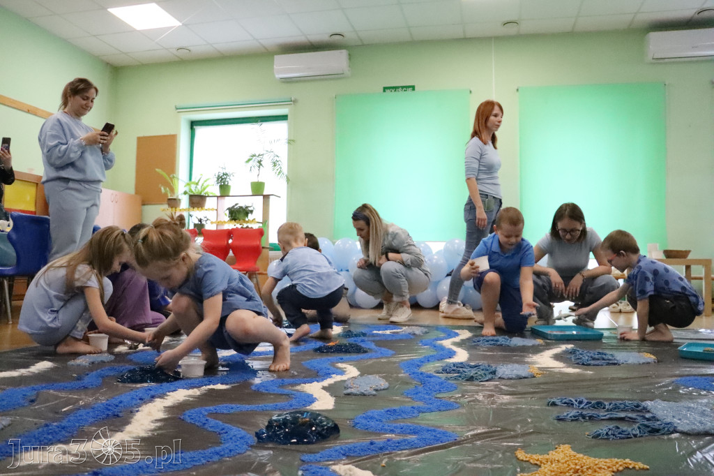 Fotorelacja: SENSOPLASTYKA NA NIEBIESKO w Przedszkolu Integracyjnym nr 3 w Zawierciu