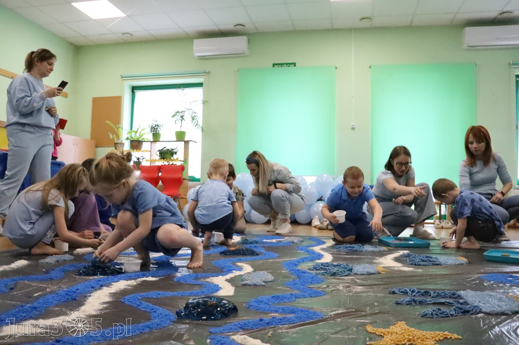 Fotorelacja: SENSOPLASTYKA NA NIEBIESKO w Przedszkolu Integracyjnym nr 3 w Zawierciu