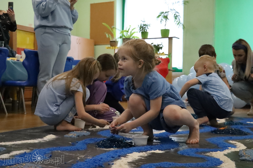 Fotorelacja: SENSOPLASTYKA NA NIEBIESKO w Przedszkolu Integracyjnym nr 3 w Zawierciu