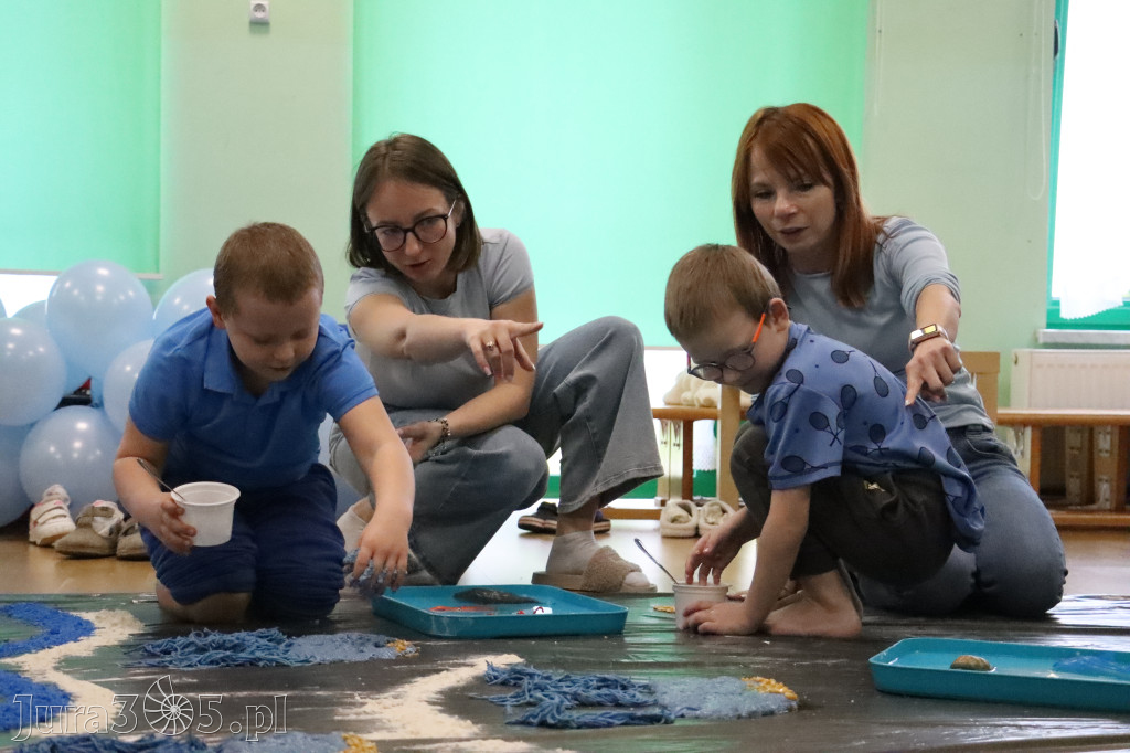 Fotorelacja: SENSOPLASTYKA NA NIEBIESKO w Przedszkolu Integracyjnym nr 3 w Zawierciu