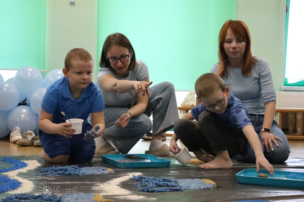 Fotorelacja: SENSOPLASTYKA NA NIEBIESKO w Przedszkolu Integracyjnym nr 3 w Zawierciu