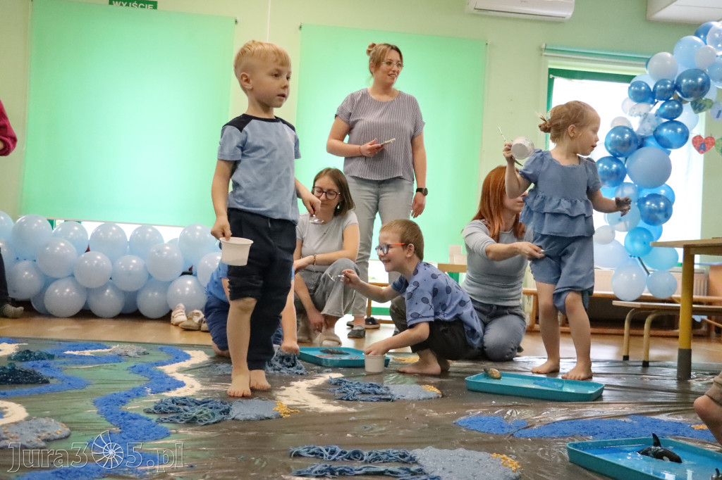 Fotorelacja: SENSOPLASTYKA NA NIEBIESKO w Przedszkolu Integracyjnym nr 3 w Zawierciu