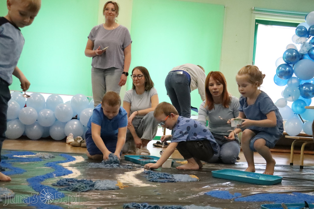 Fotorelacja: SENSOPLASTYKA NA NIEBIESKO w Przedszkolu Integracyjnym nr 3 w Zawierciu