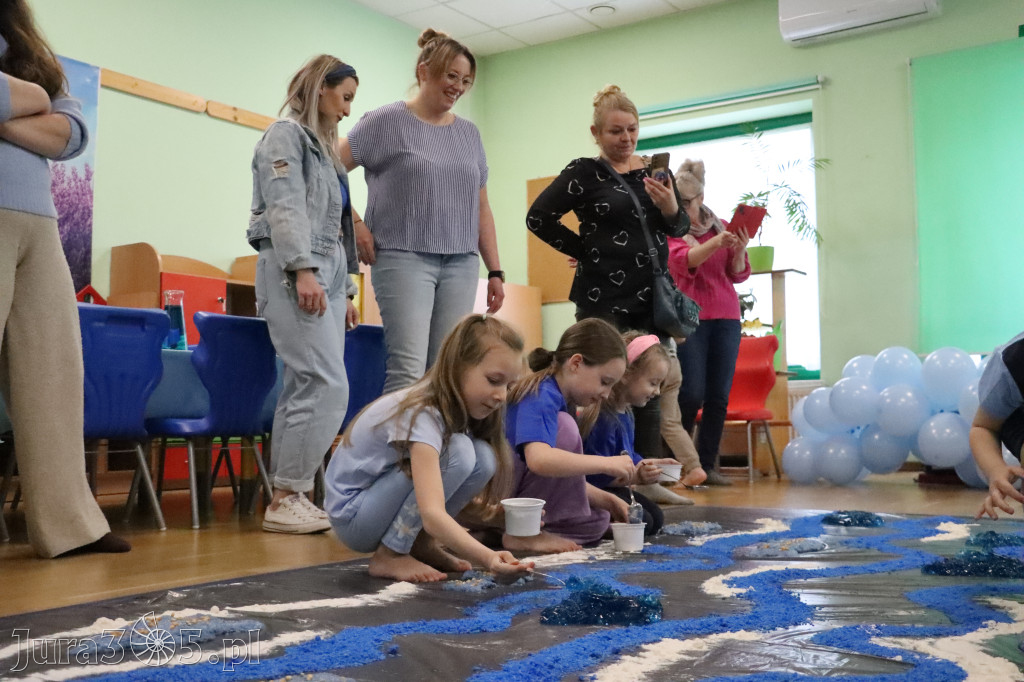 Fotorelacja: SENSOPLASTYKA NA NIEBIESKO w Przedszkolu Integracyjnym nr 3 w Zawierciu