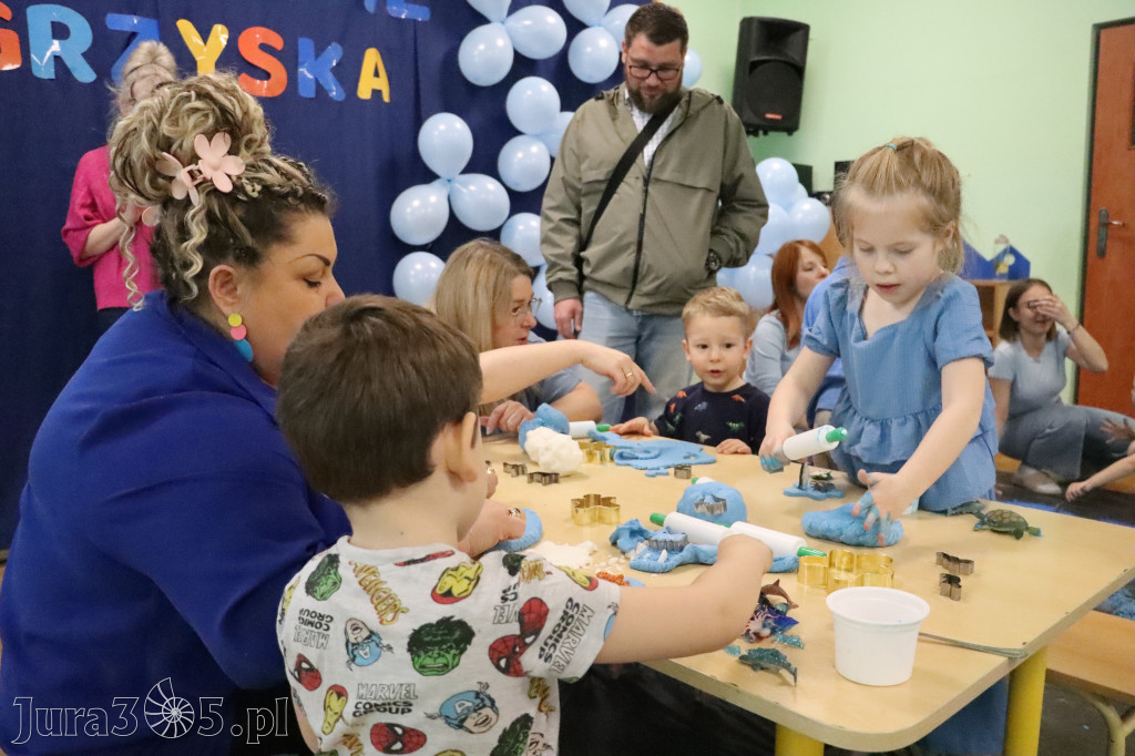 Fotorelacja: SENSOPLASTYKA NA NIEBIESKO w Przedszkolu Integracyjnym nr 3 w Zawierciu