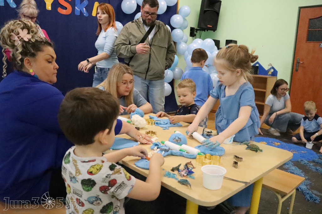 Fotorelacja: SENSOPLASTYKA NA NIEBIESKO w Przedszkolu Integracyjnym nr 3 w Zawierciu