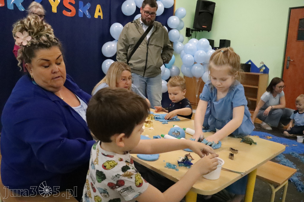 Fotorelacja: SENSOPLASTYKA NA NIEBIESKO w Przedszkolu Integracyjnym nr 3 w Zawierciu