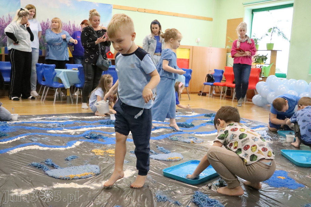 Fotorelacja: SENSOPLASTYKA NA NIEBIESKO w Przedszkolu Integracyjnym nr 3 w Zawierciu