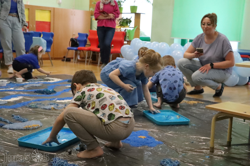 Fotorelacja: SENSOPLASTYKA NA NIEBIESKO w Przedszkolu Integracyjnym nr 3 w Zawierciu
