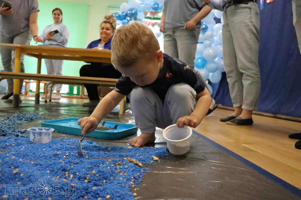 Fotorelacja: SENSOPLASTYKA NA NIEBIESKO w Przedszkolu Integracyjnym nr 3 w Zawierciu