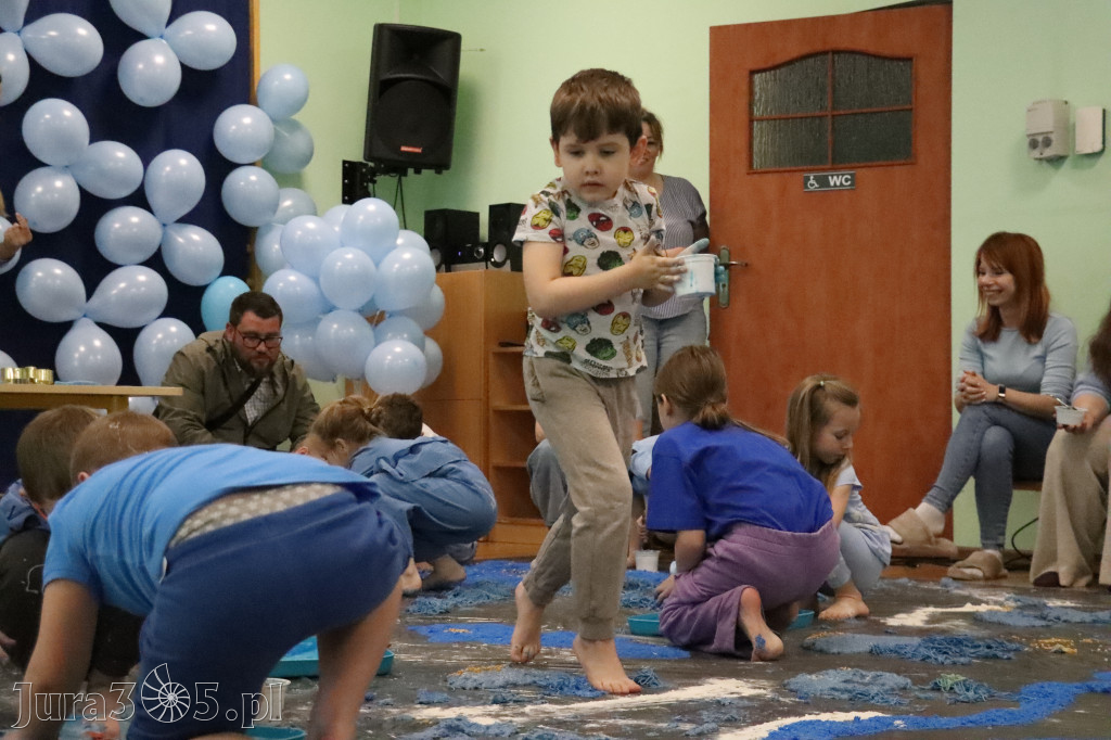 Fotorelacja: SENSOPLASTYKA NA NIEBIESKO w Przedszkolu Integracyjnym nr 3 w Zawierciu