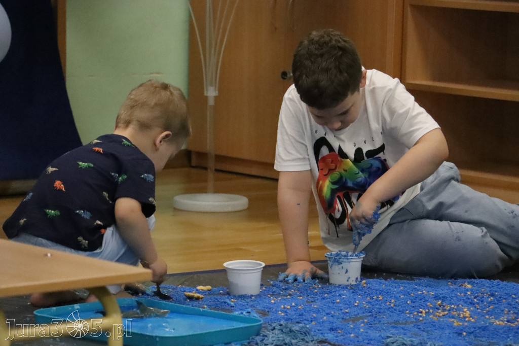 Fotorelacja: SENSOPLASTYKA NA NIEBIESKO w Przedszkolu Integracyjnym nr 3 w Zawierciu