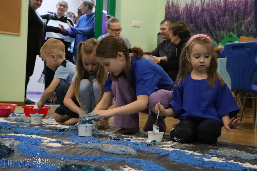 Fotorelacja: SENSOPLASTYKA NA NIEBIESKO w Przedszkolu Integracyjnym nr 3 w Zawierciu