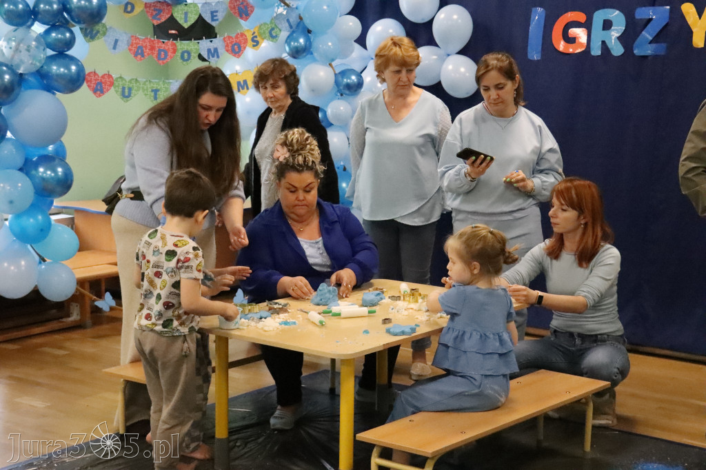 Fotorelacja: SENSOPLASTYKA NA NIEBIESKO w Przedszkolu Integracyjnym nr 3 w Zawierciu