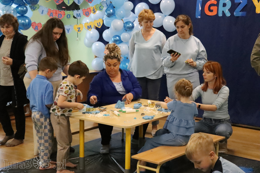 Fotorelacja: SENSOPLASTYKA NA NIEBIESKO w Przedszkolu Integracyjnym nr 3 w Zawierciu