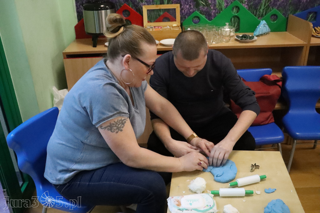 Fotorelacja: SENSOPLASTYKA NA NIEBIESKO w Przedszkolu Integracyjnym nr 3 w Zawierciu