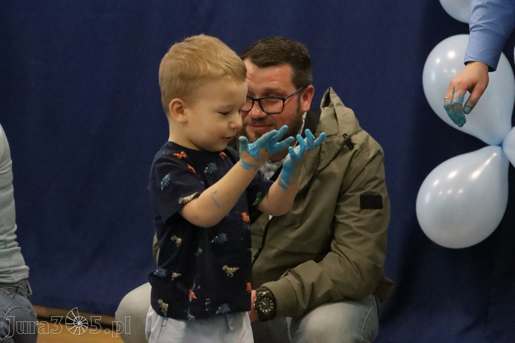 Fotorelacja: SENSOPLASTYKA NA NIEBIESKO w Przedszkolu Integracyjnym nr 3 w Zawierciu