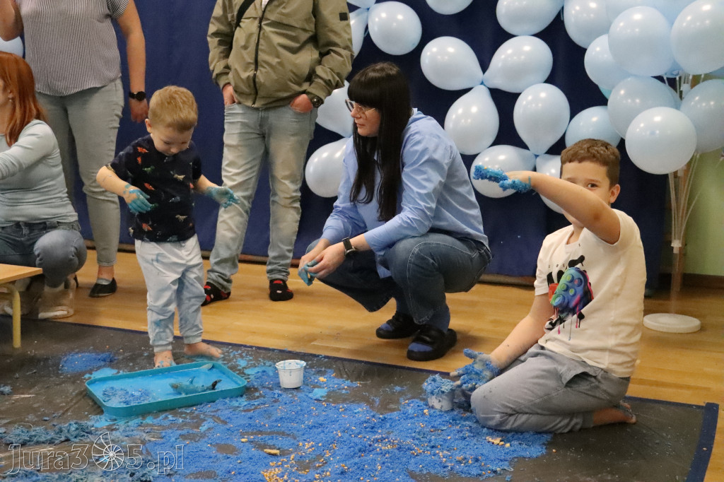 Fotorelacja: SENSOPLASTYKA NA NIEBIESKO w Przedszkolu Integracyjnym nr 3 w Zawierciu
