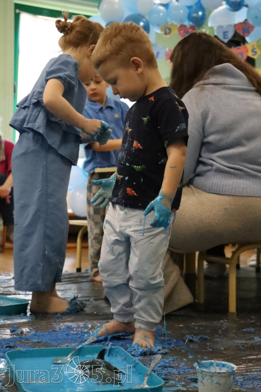 Fotorelacja: SENSOPLASTYKA NA NIEBIESKO w Przedszkolu Integracyjnym nr 3 w Zawierciu