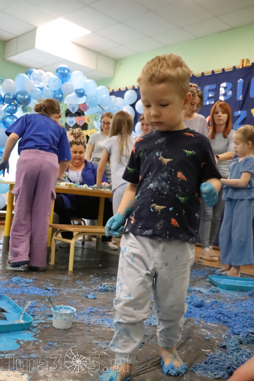 Fotorelacja: SENSOPLASTYKA NA NIEBIESKO w Przedszkolu Integracyjnym nr 3 w Zawierciu