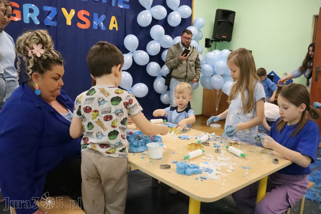 Fotorelacja: SENSOPLASTYKA NA NIEBIESKO w Przedszkolu Integracyjnym nr 3 w Zawierciu