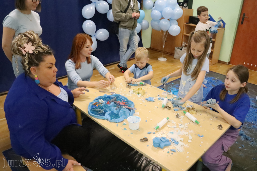 Fotorelacja: SENSOPLASTYKA NA NIEBIESKO w Przedszkolu Integracyjnym nr 3 w Zawierciu
