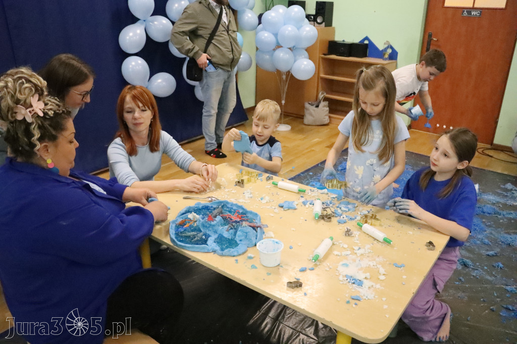 Fotorelacja: SENSOPLASTYKA NA NIEBIESKO w Przedszkolu Integracyjnym nr 3 w Zawierciu
