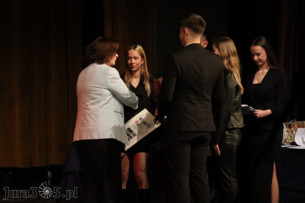 Fotorelacja I: Zakończenie roku szkolnego klas maturalnych I LO w Zawierciu