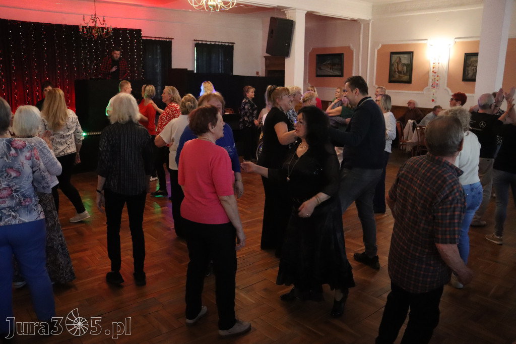 Fotorelacja: Wiosenna Potańcówka z DJ-em w Pałacyku nad Wartą w Zawierciu