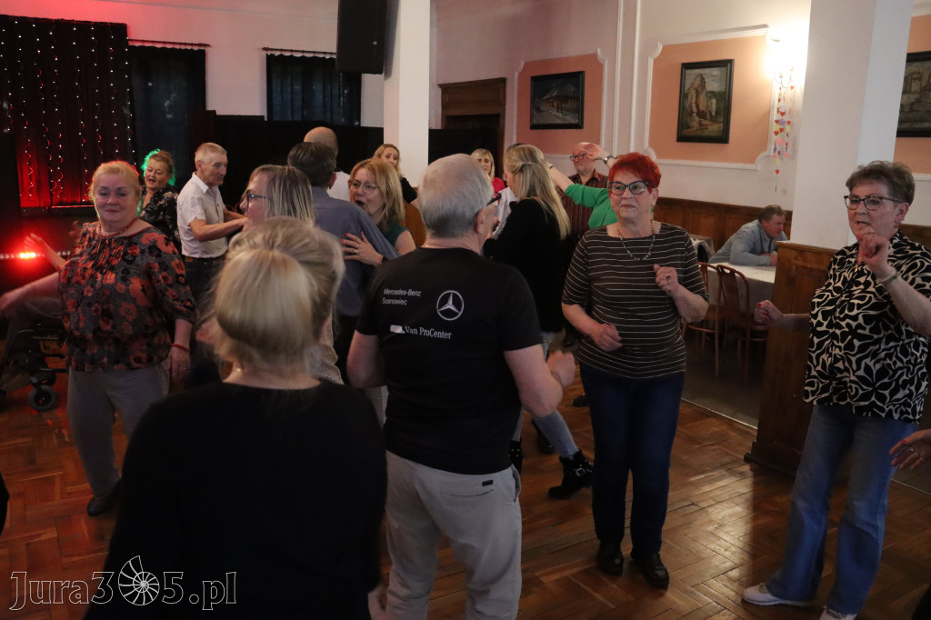 Fotorelacja: Wiosenna Potańcówka z DJ-em w Pałacyku nad Wartą w Zawierciu