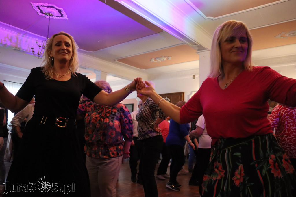 Fotorelacja: Wiosenna Potańcówka z DJ-em w Pałacyku nad Wartą w Zawierciu