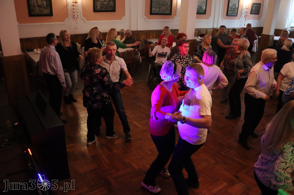Fotorelacja: Wiosenna Potańcówka z DJ-em w Pałacyku nad Wartą w Zawierciu
