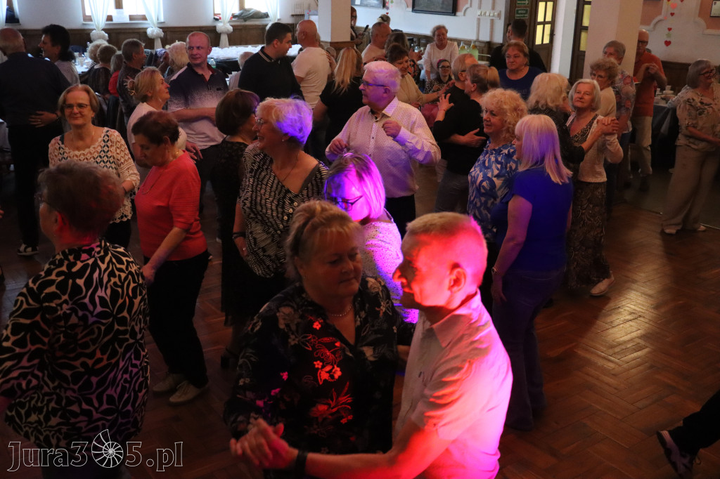 Fotorelacja: Wiosenna Potańcówka z DJ-em w Pałacyku nad Wartą w Zawierciu