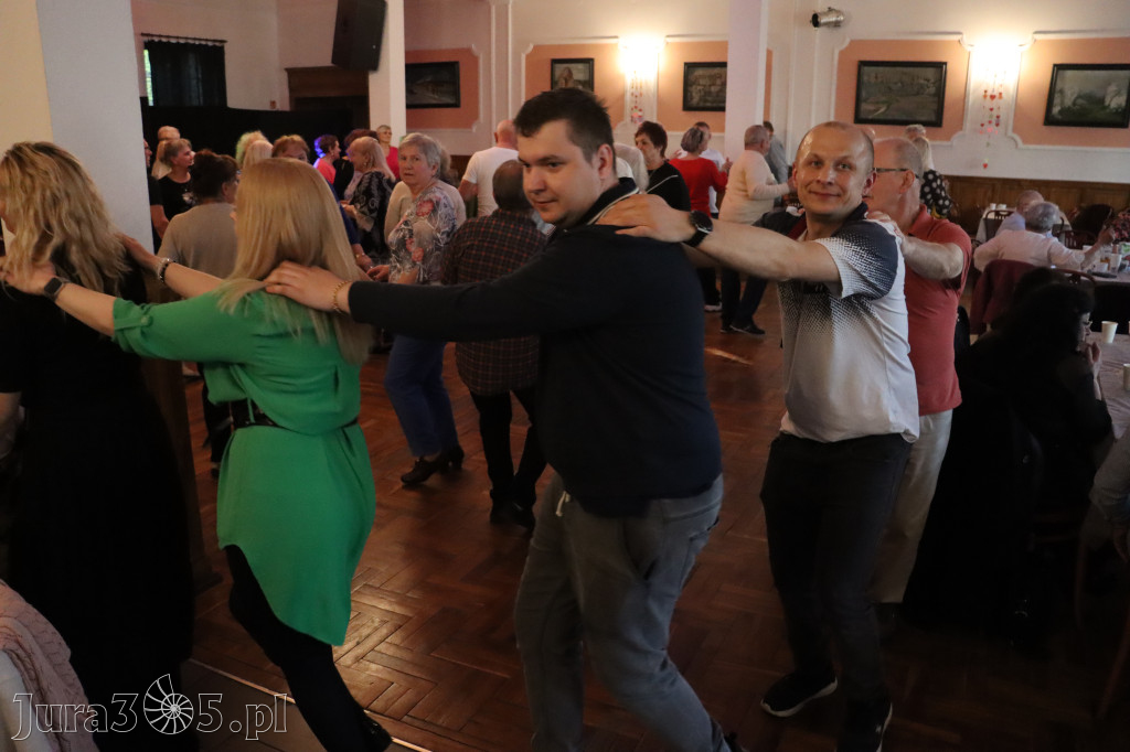 Fotorelacja: Wiosenna Potańcówka z DJ-em w Pałacyku nad Wartą w Zawierciu