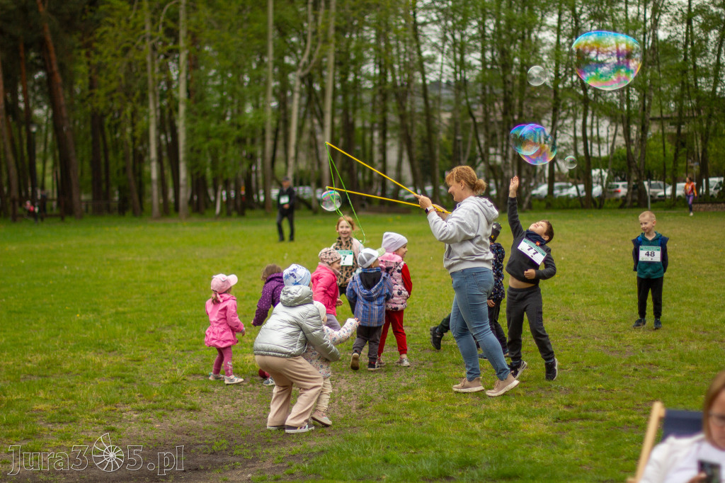 Fotorelacja: VIII Familijny Biegu z Książką w Myszkowie OCZYTANI BIEGACZE