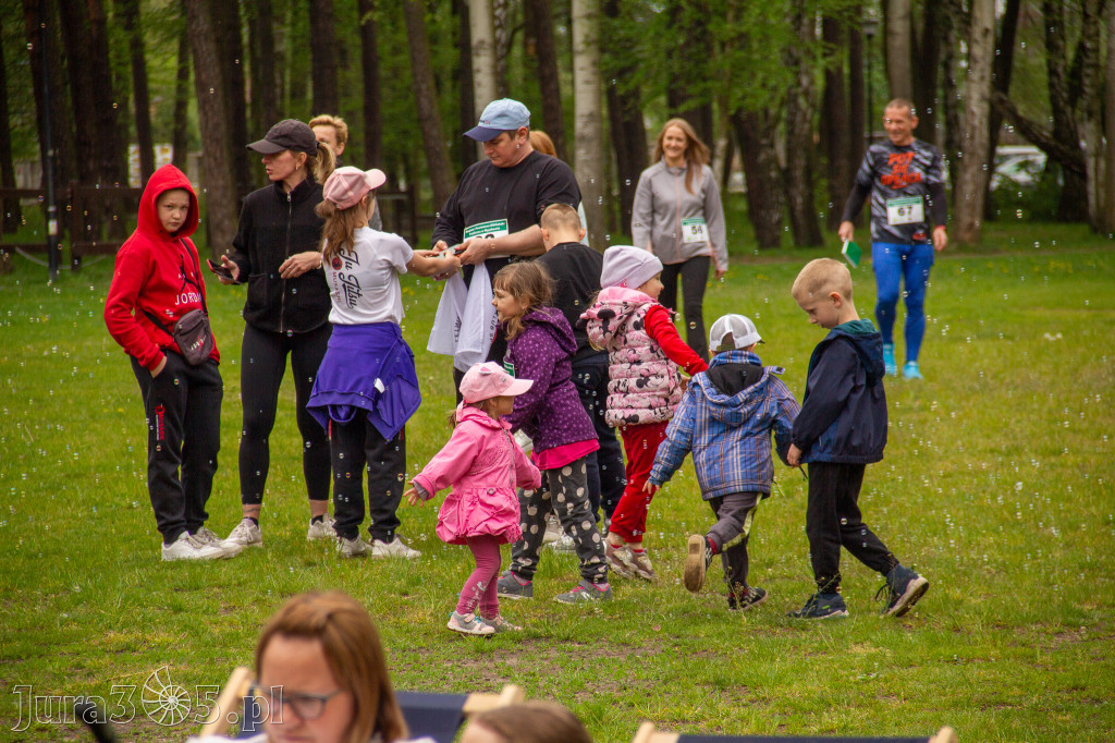 Fotorelacja: VIII Familijny Biegu z Książką w Myszkowie OCZYTANI BIEGACZE