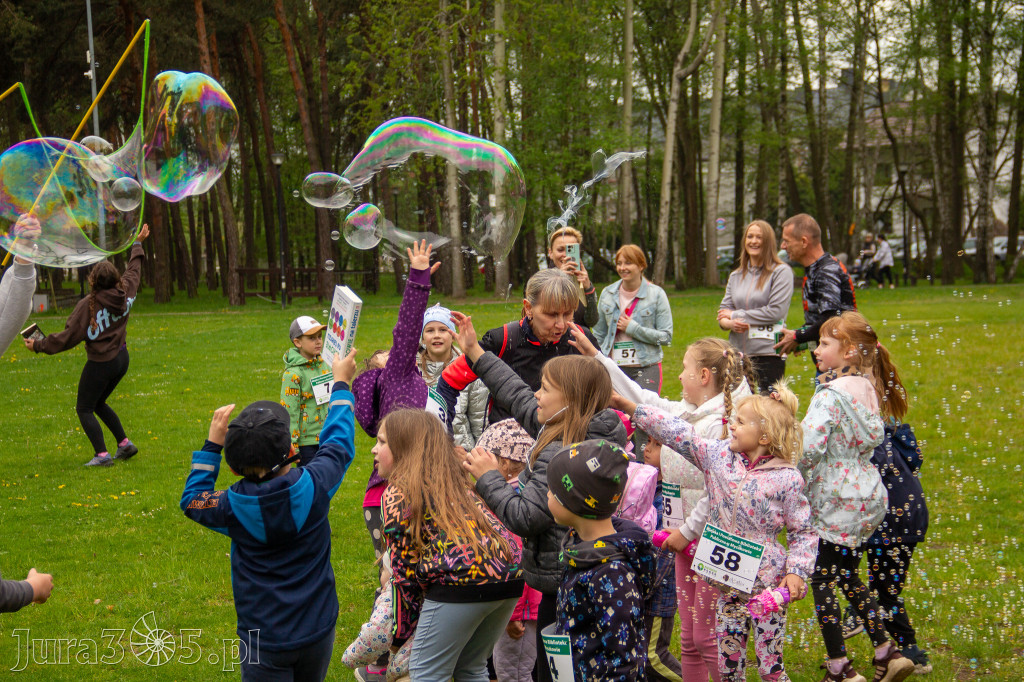Fotorelacja: VIII Familijny Biegu z Książką w Myszkowie OCZYTANI BIEGACZE