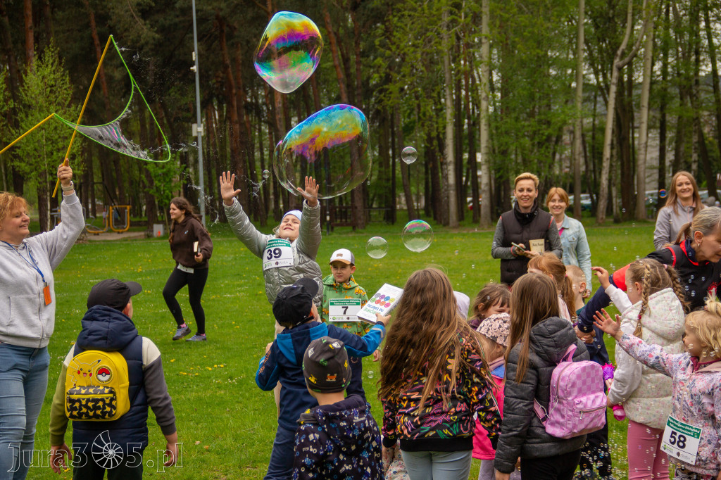Fotorelacja: VIII Familijny Biegu z Książką w Myszkowie OCZYTANI BIEGACZE