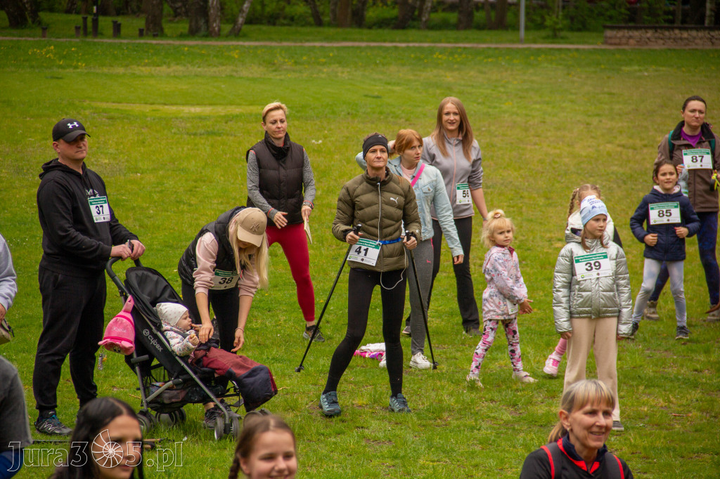 Fotorelacja: VIII Familijny Biegu z Książką w Myszkowie OCZYTANI BIEGACZE