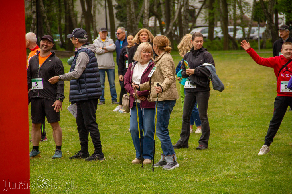 Fotorelacja: VIII Familijny Biegu z Książką w Myszkowie OCZYTANI BIEGACZE
