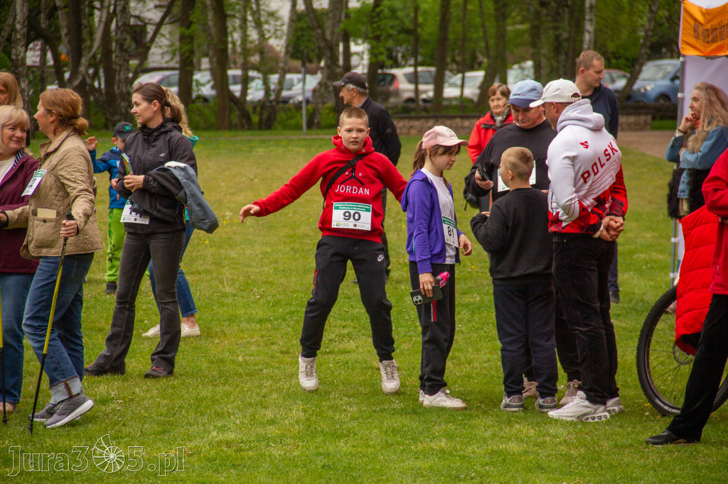 Fotorelacja: VIII Familijny Biegu z Książką w Myszkowie OCZYTANI BIEGACZE